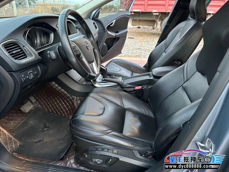 17年沃尔沃V40轿车抵押车出售