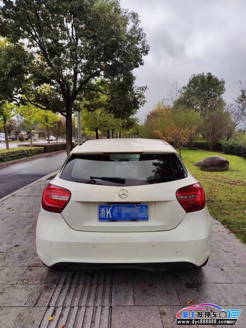 15年奔驰A轿车抵押车出售