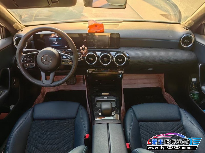 19年奔驰A轿车抵押车出售