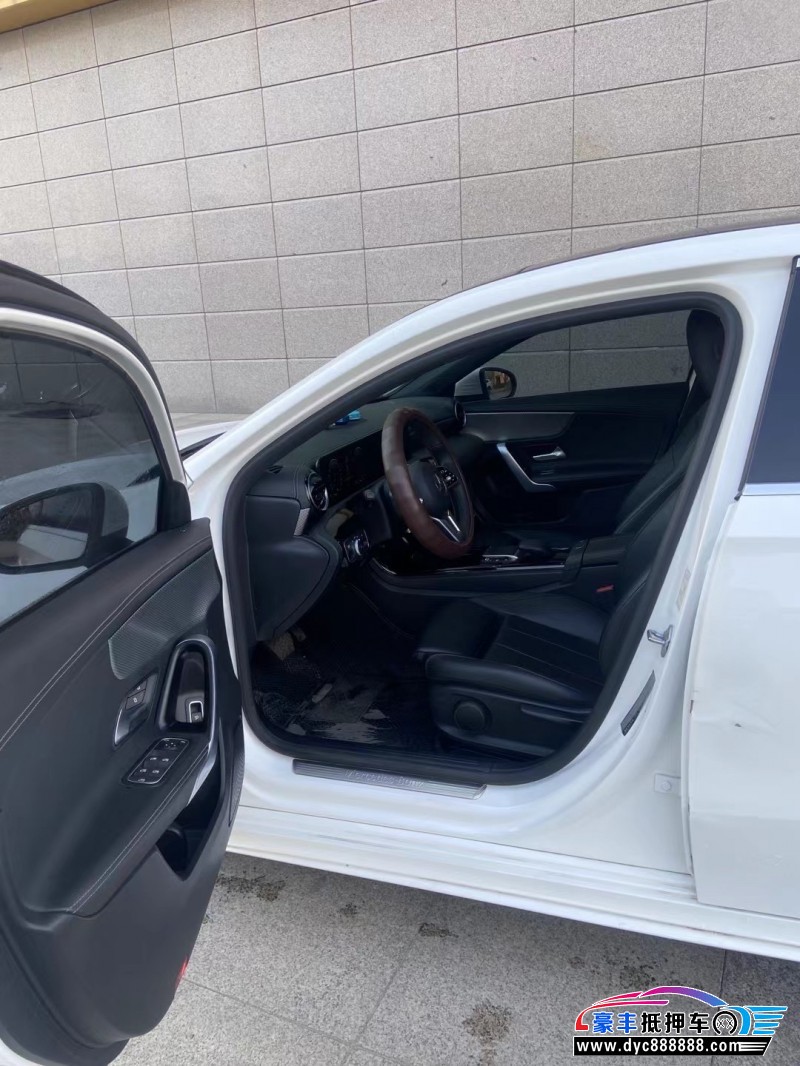 21年奔驰A轿车抵押车出售