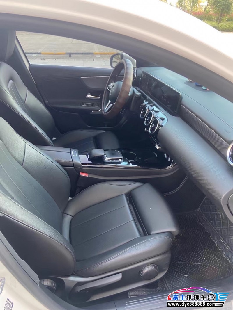 21年奔驰A轿车抵押车出售