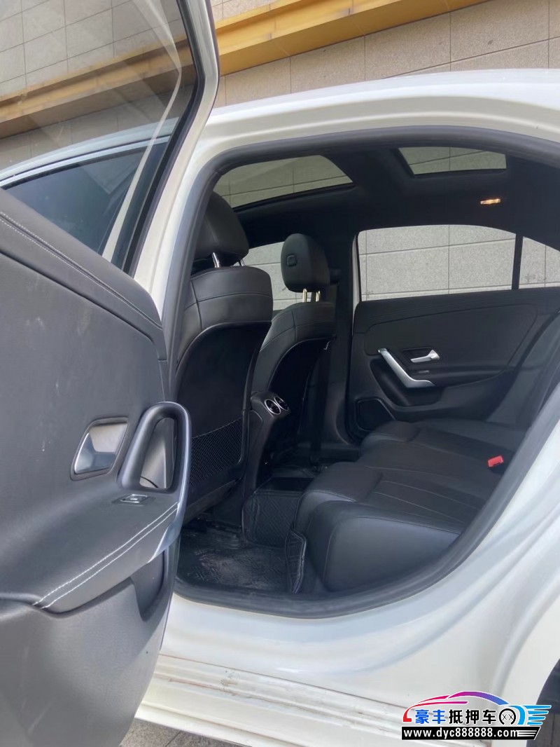 21年奔驰A轿车抵押车出售