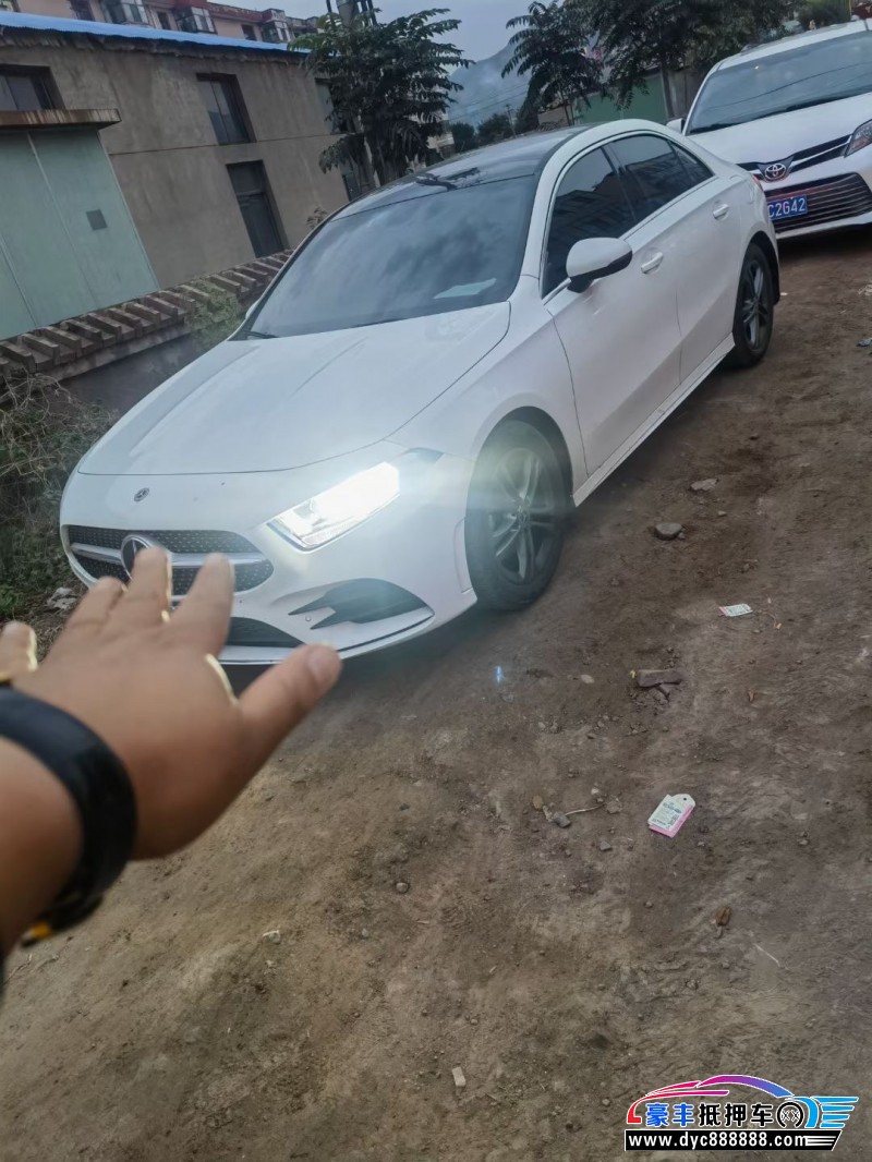 21年奔驰A轿车抵押车出售