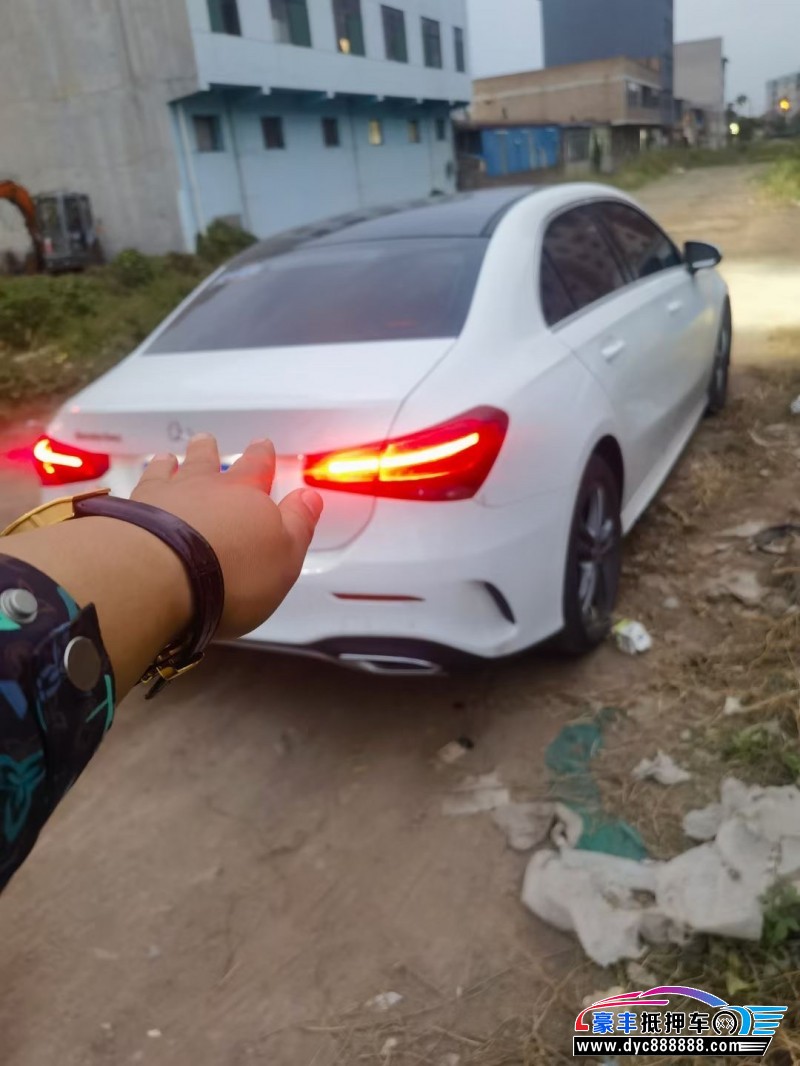 21年奔驰A轿车抵押车出售