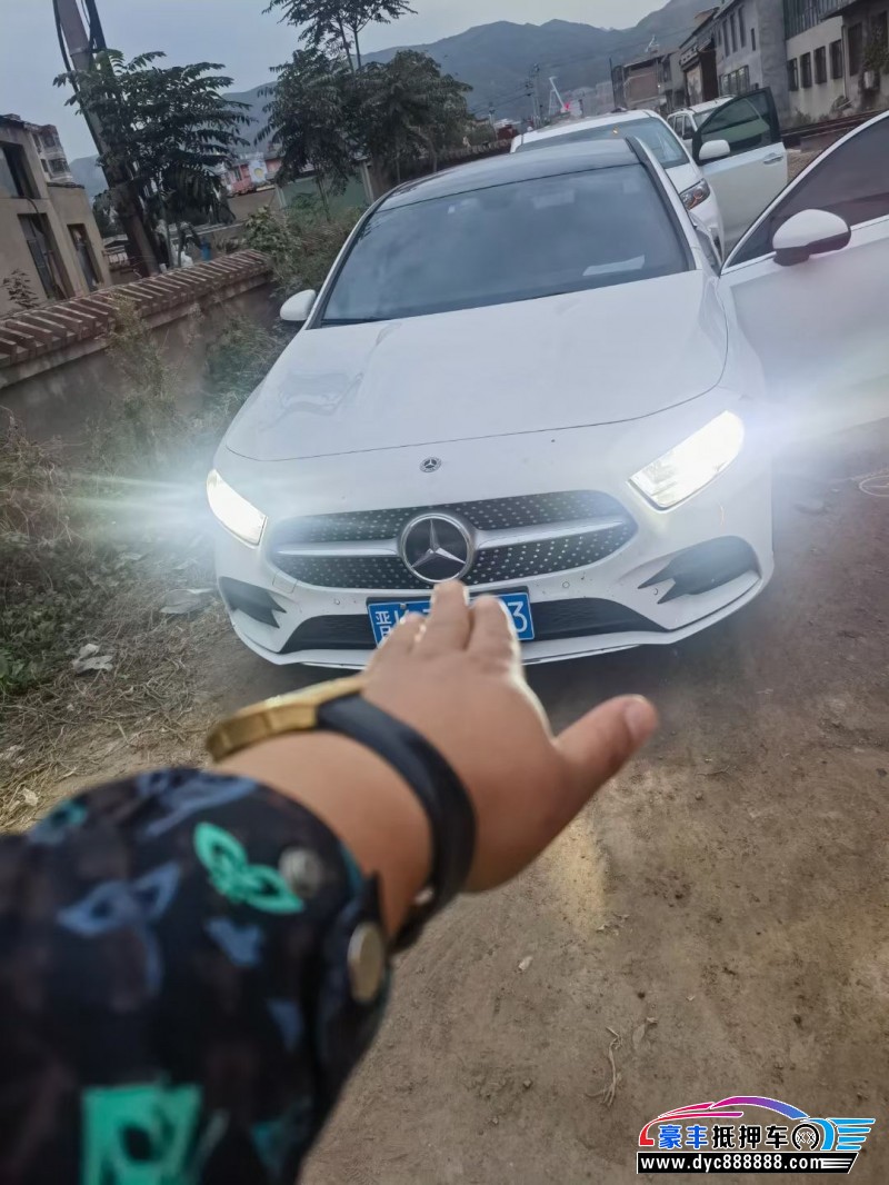 21年奔驰A轿车抵押车出售