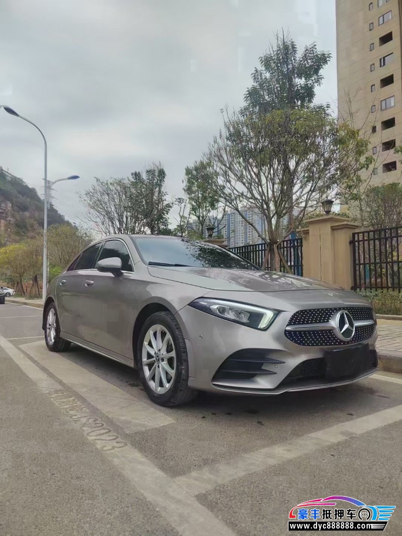 19年奔驰A轿车抵押车出售