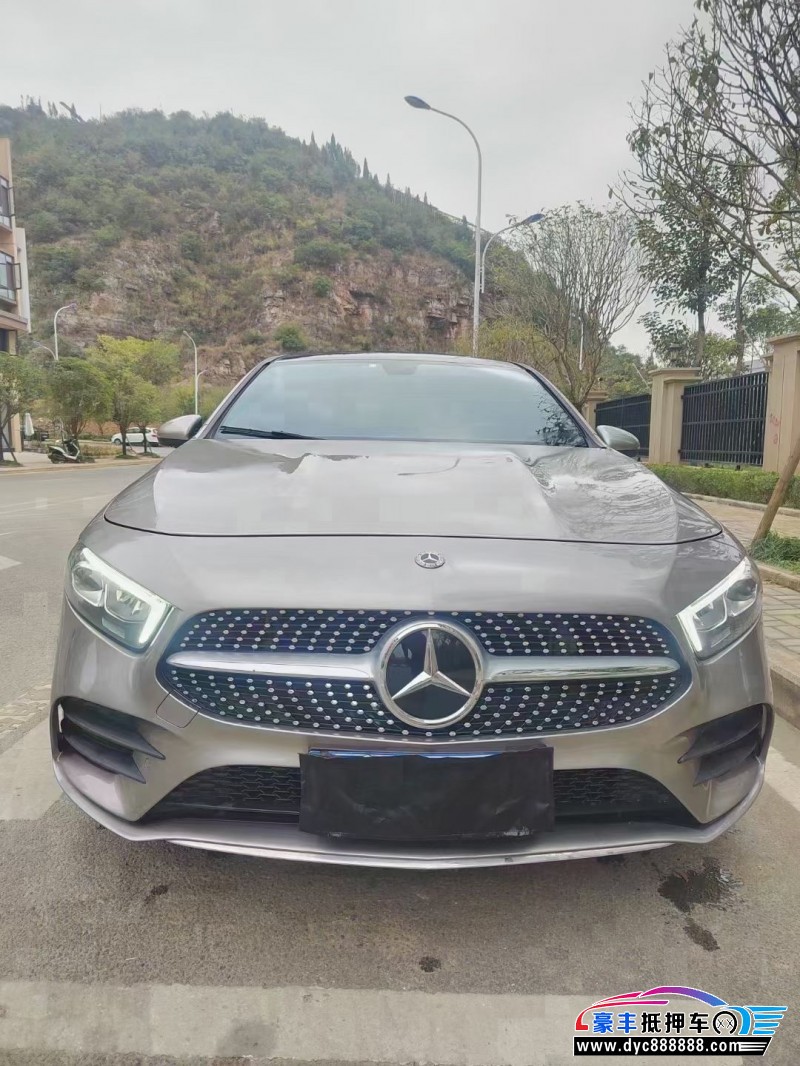 19年奔驰A轿车抵押车出售