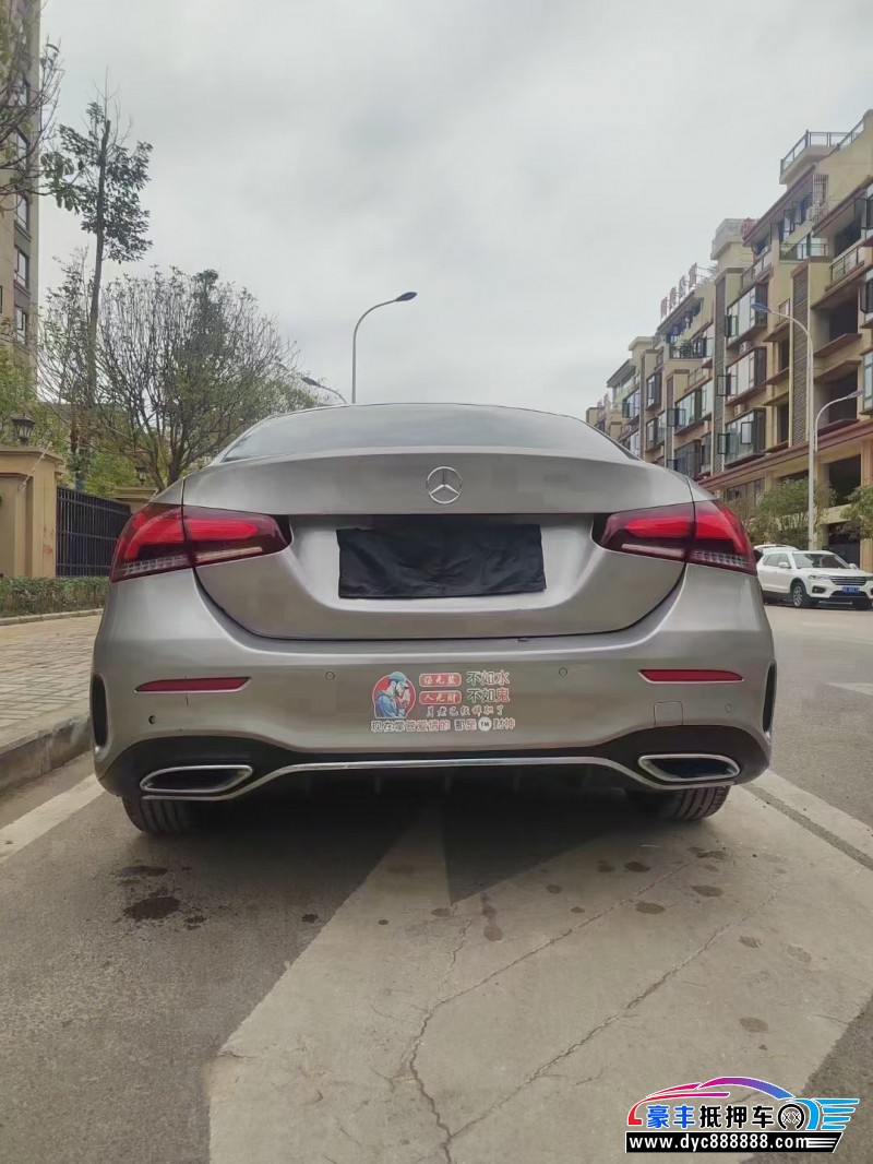 19年奔驰A轿车抵押车出售