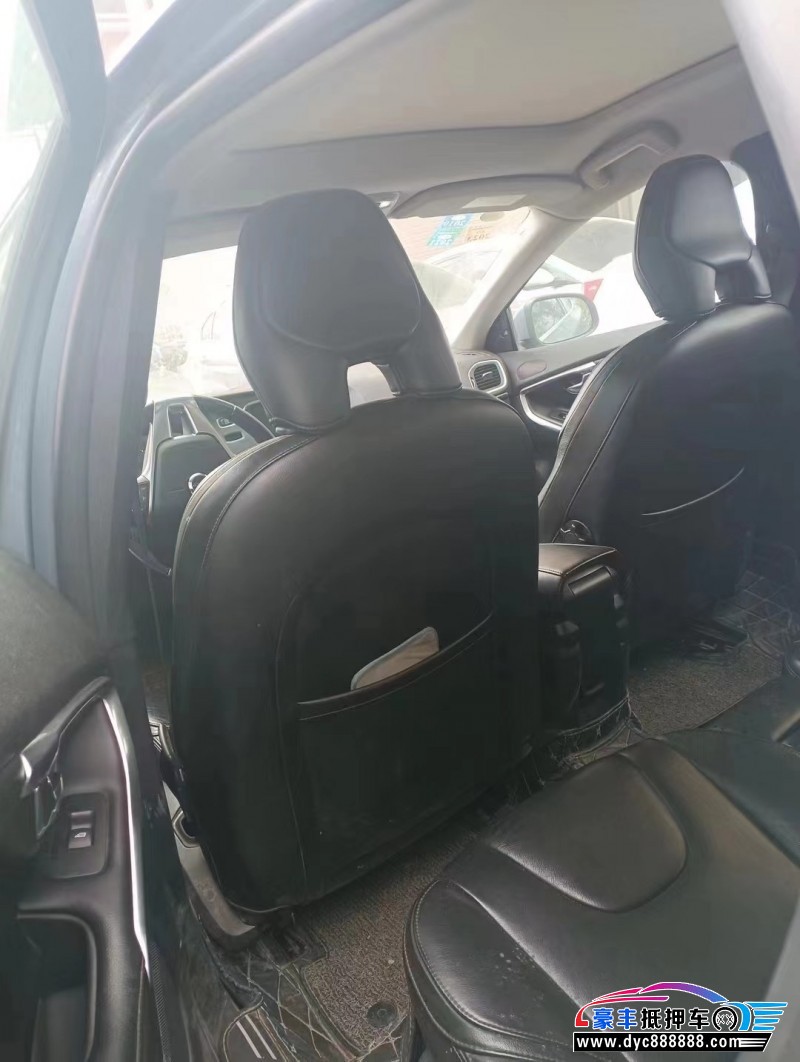 17年沃尔沃V40轿车抵押车出售