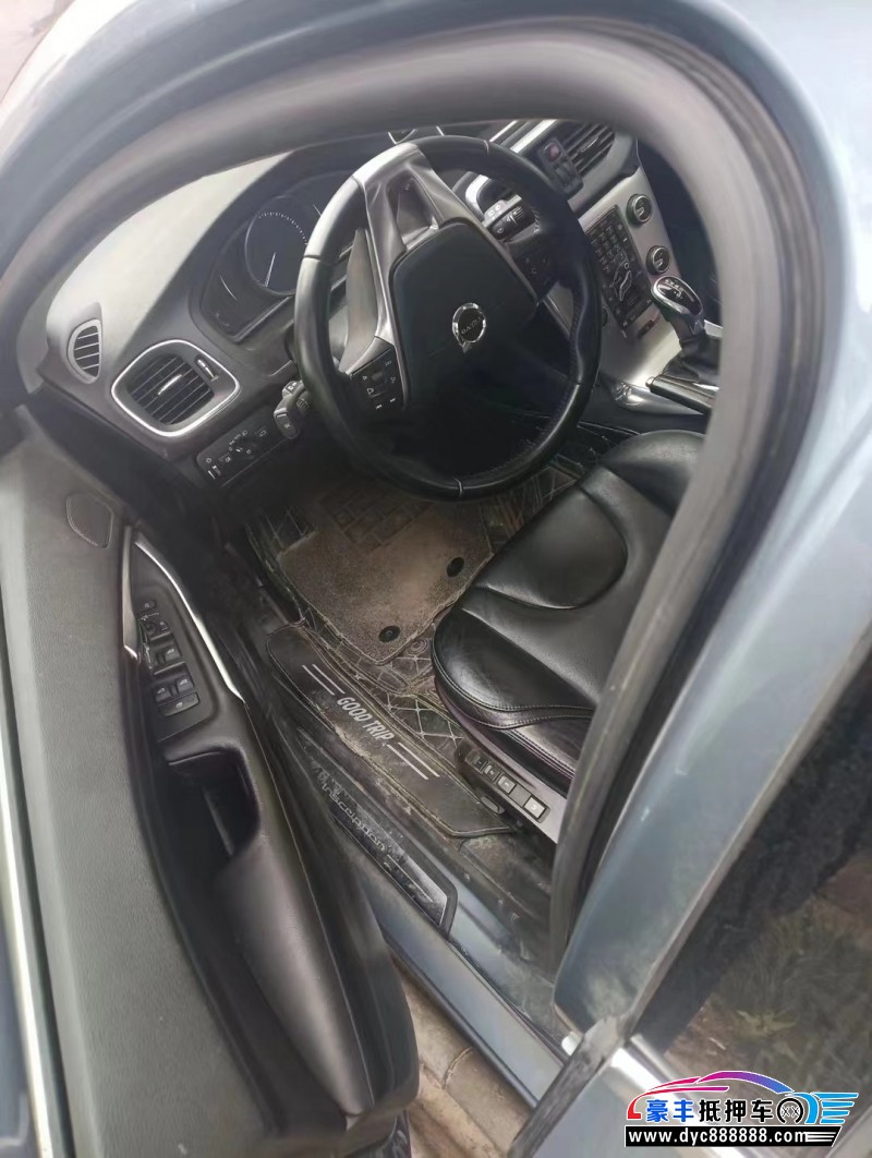 17年沃尔沃V40轿车抵押车出售