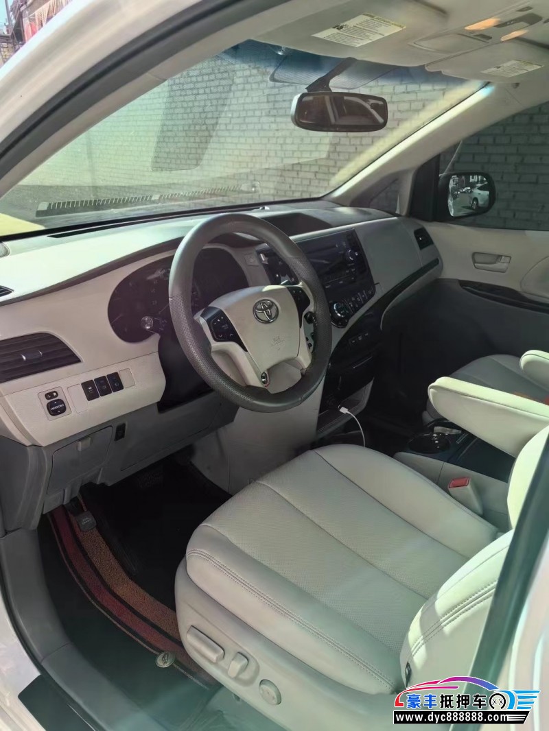 14年丰田塞纳轿车抵押车出售