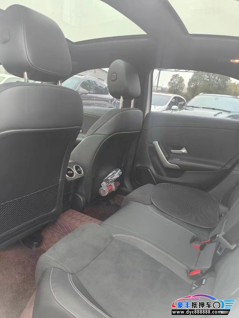 21年奔驰A轿车抵押车出售