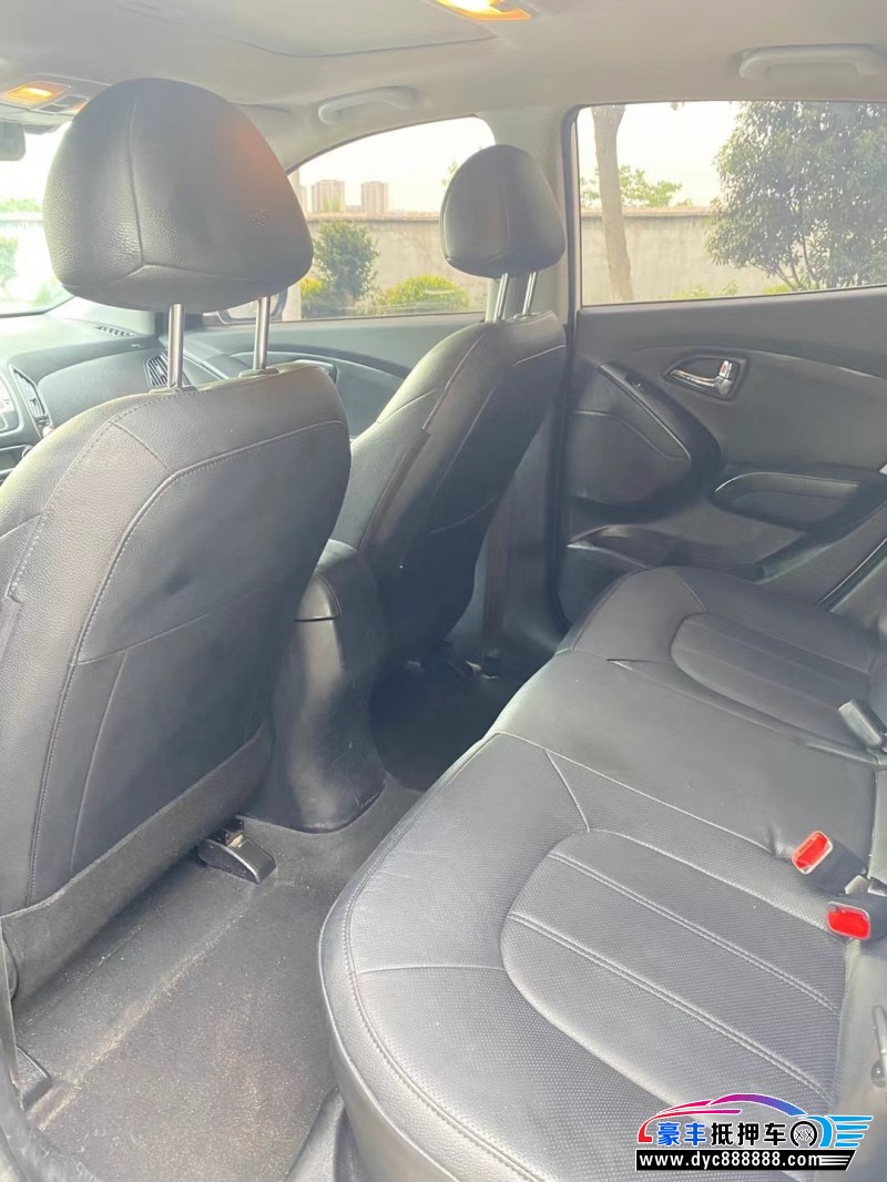 16年现代ix35轿车抵押车出售