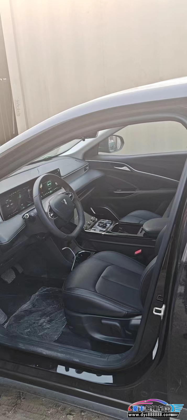 23年哪吒U轿车抵押车出售