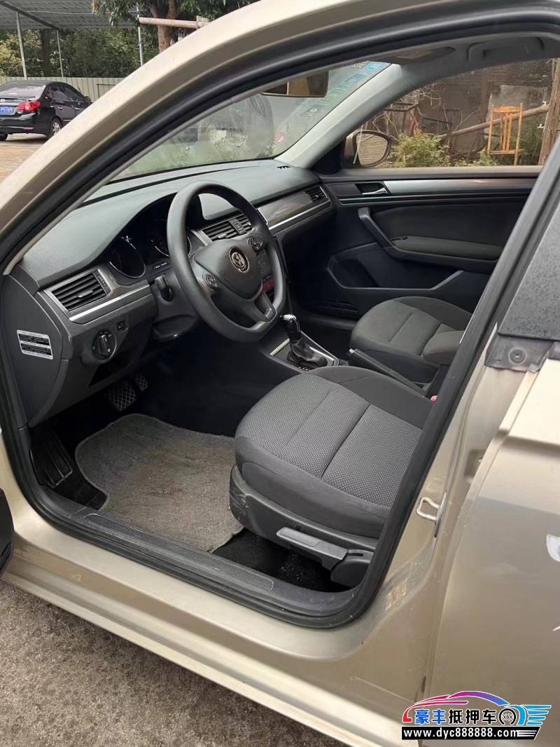 17年大众宝来轿车抵押车出售