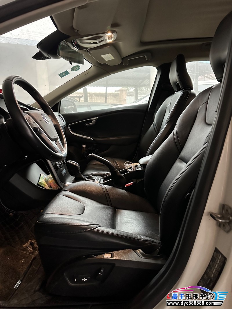 18年沃尔沃V40轿车抵押车出售