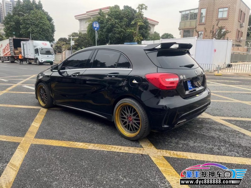 17年奔驰A轿车抵押车出售