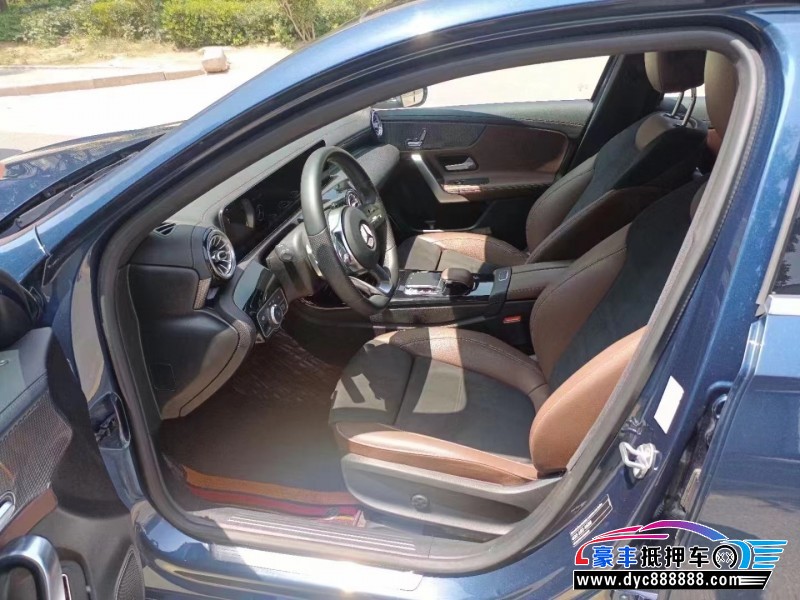 19年奔驰A轿车抵押车出售