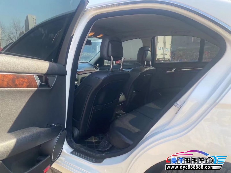 13年奔驰C轿车抵押车出售