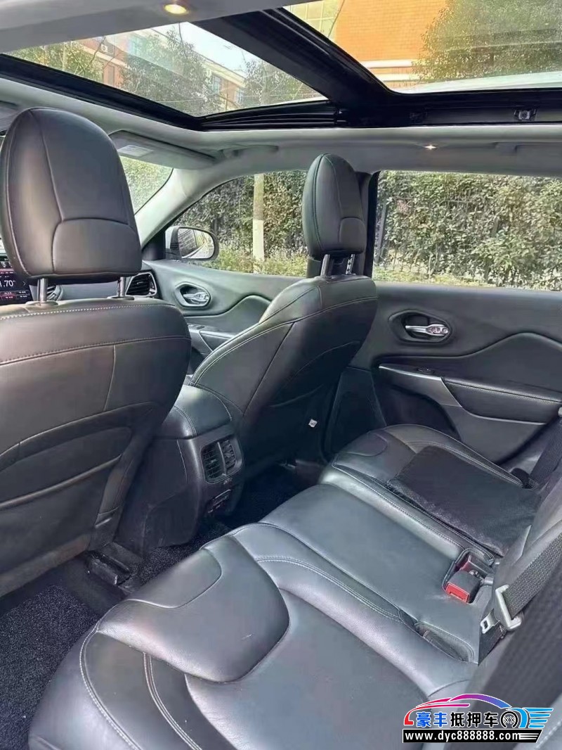 20年Jeep自由光轿车抵押车出售