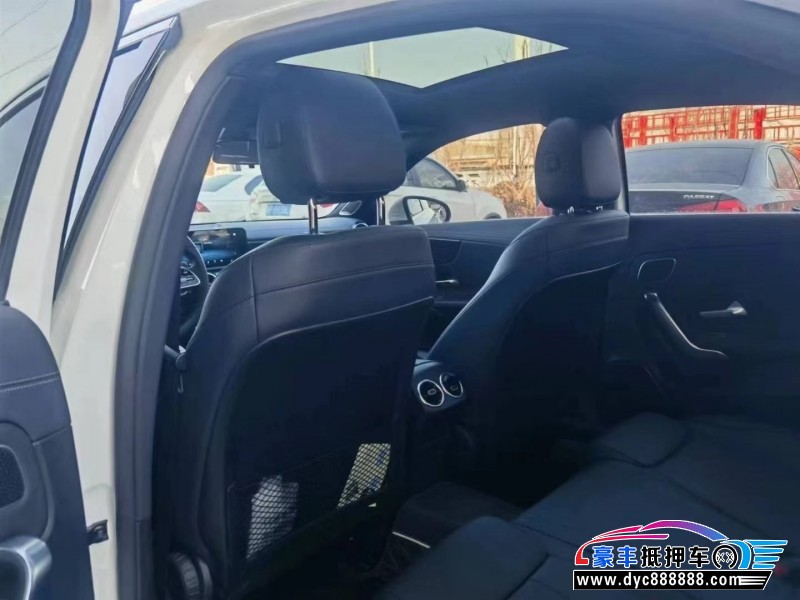 21年奔驰A轿车抵押车出售