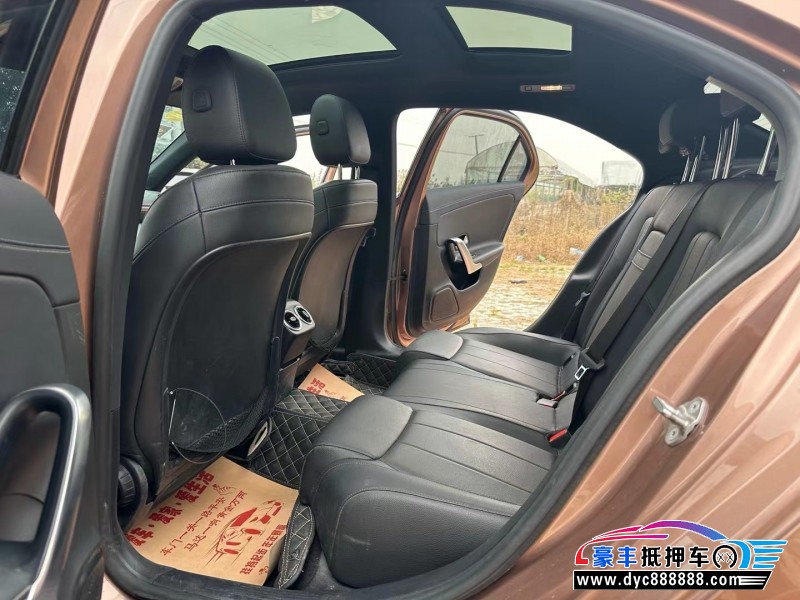 21年奔驰A轿车抵押车出售