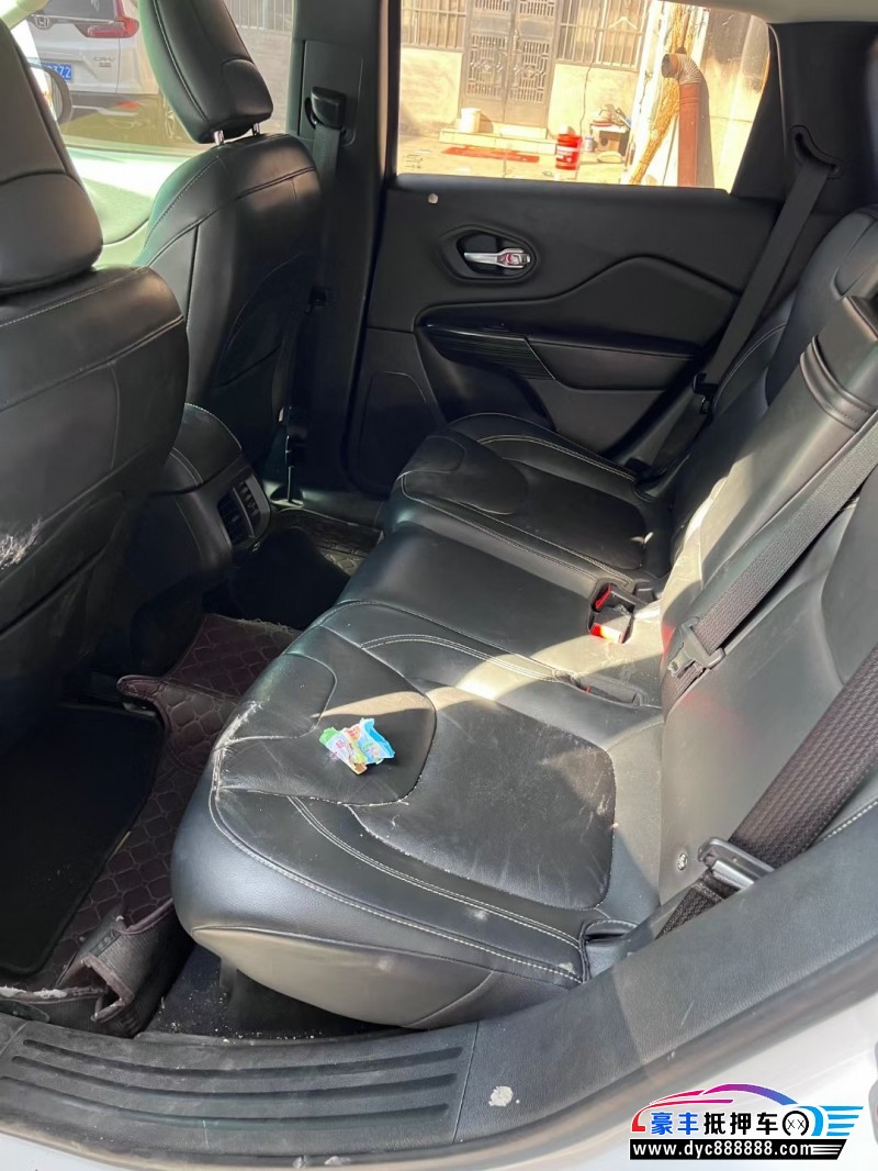 18年Jeep自由光轿车抵押车出售