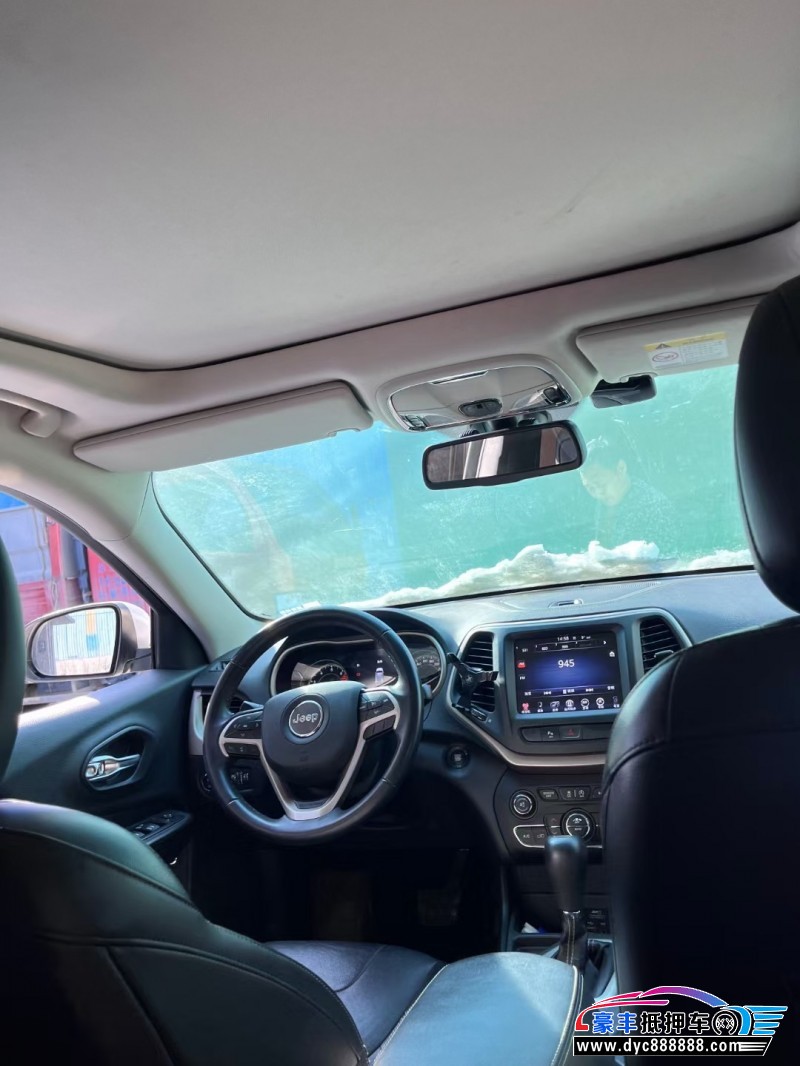 18年Jeep自由光轿车抵押车出售