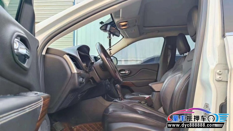 18年Jeep自由光轿车抵押车出售