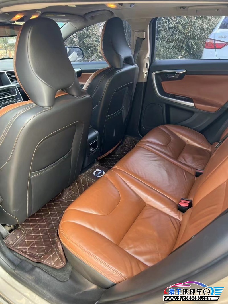 15年沃尔沃V60轿车抵押车出售