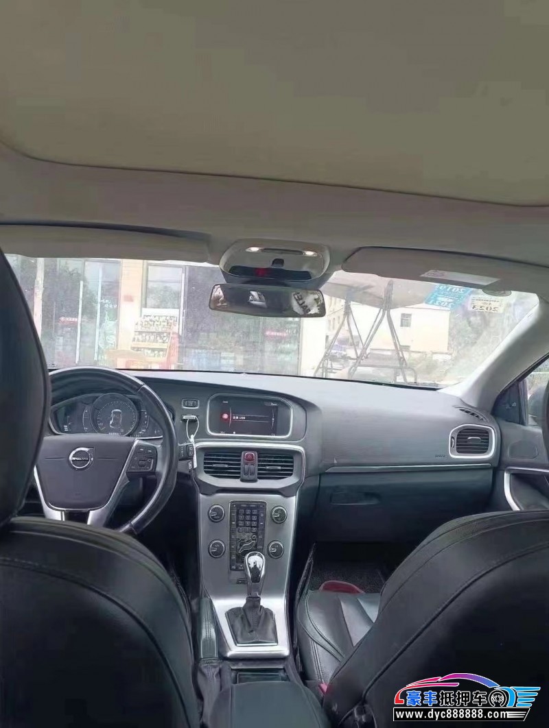 17年沃尔沃V40轿车抵押车出售