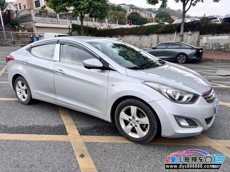 13年现代朗动轿车抵押车出售