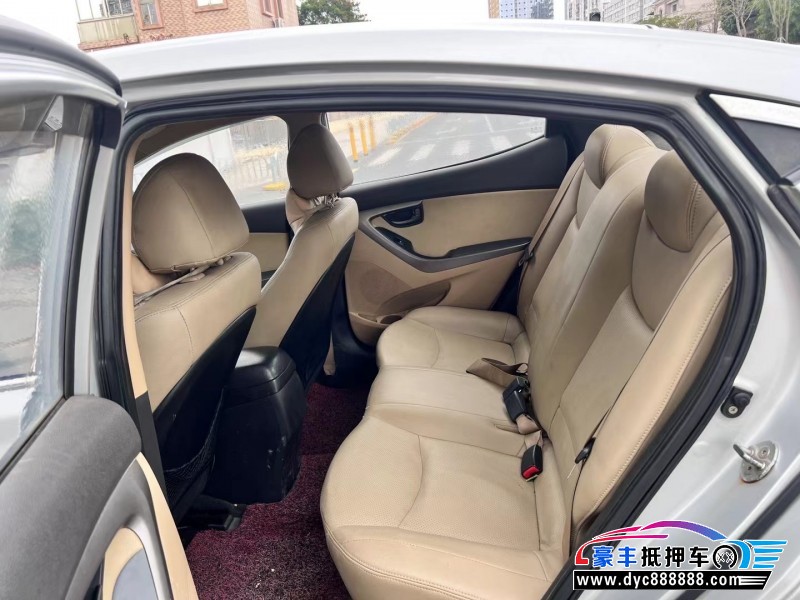 13年现代朗动轿车抵押车出售