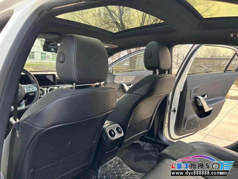 19年奔驰A轿车抵押车出售