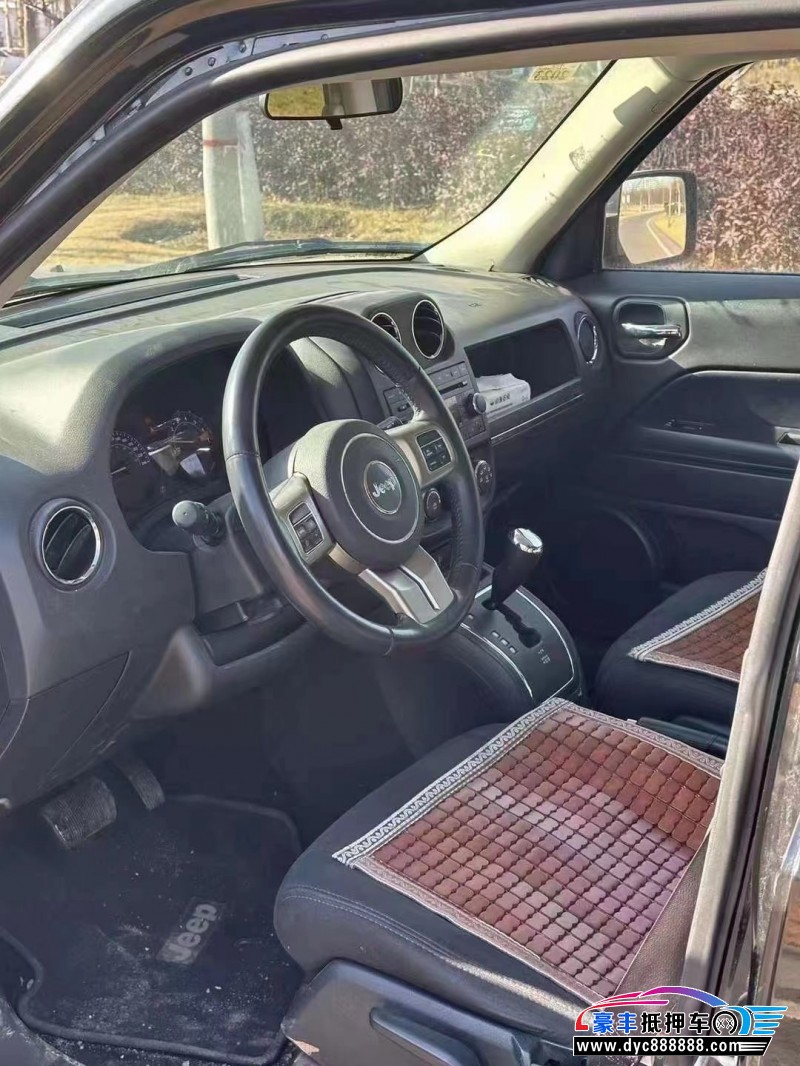 15年Jeep自由客轿车抵押车出售