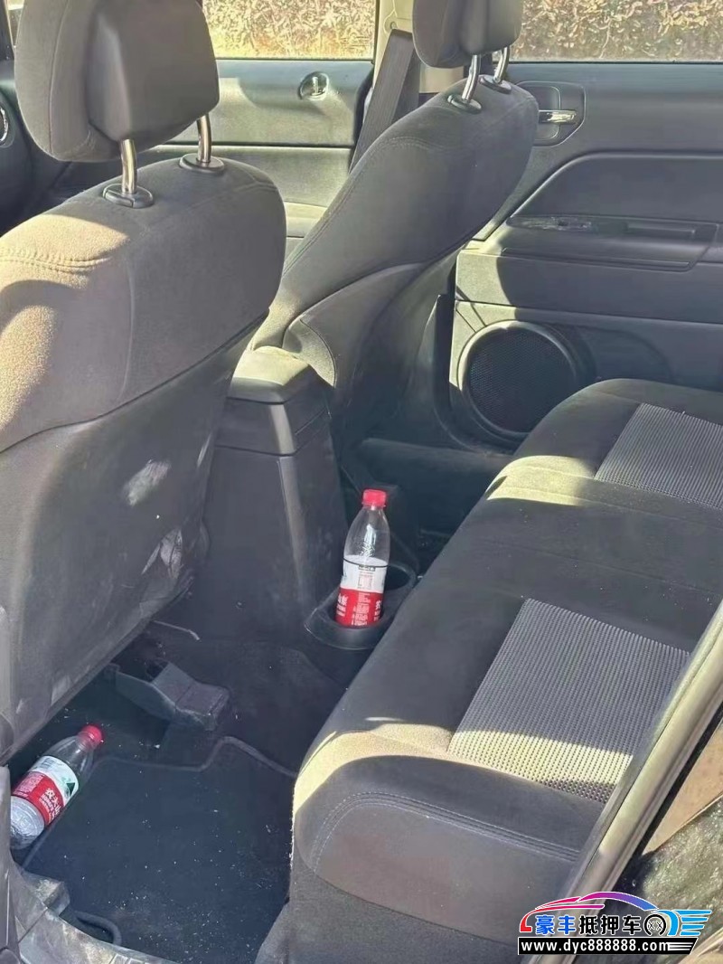 15年Jeep自由客轿车抵押车出售