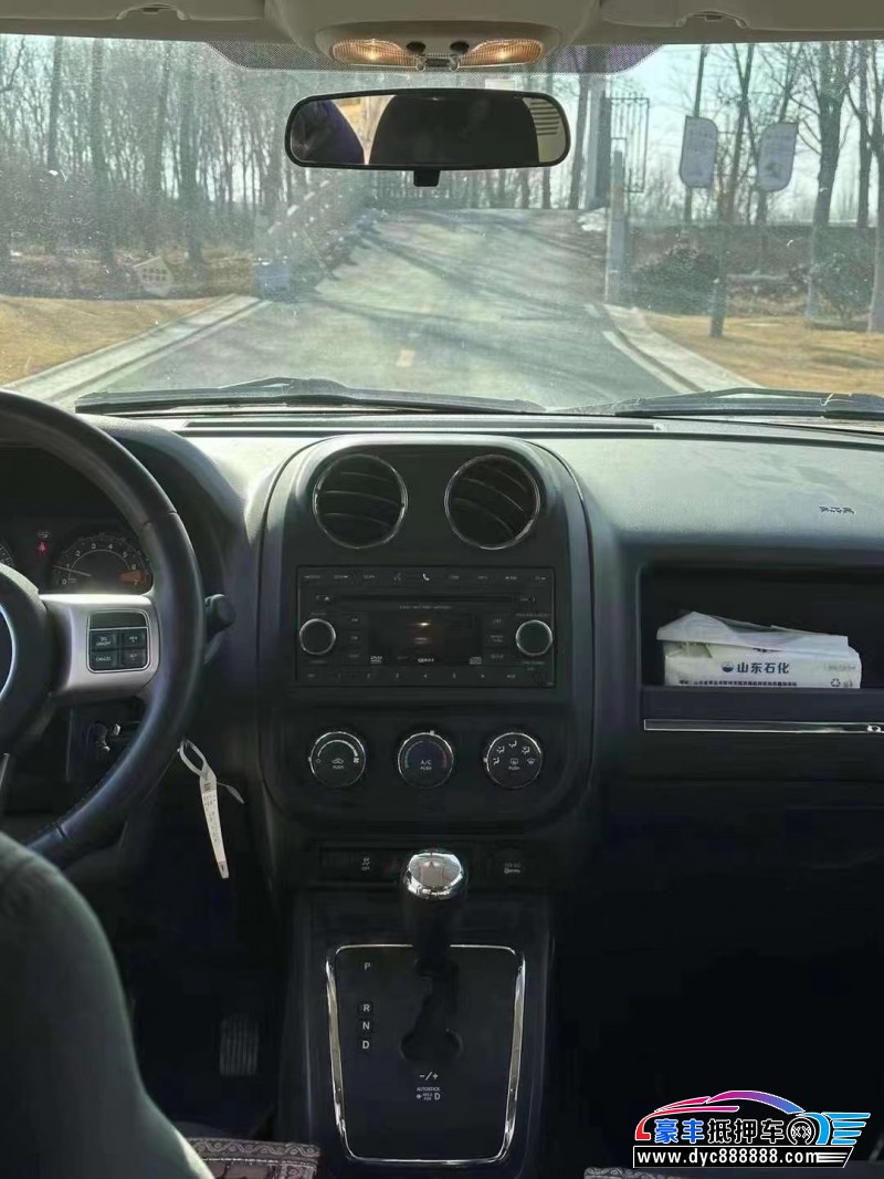 15年Jeep自由客轿车抵押车出售