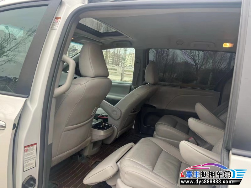 17年丰田塞纳轿车抵押车出售