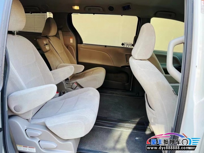 15年丰田塞纳轿车抵押车出售