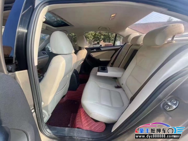 14年大众速腾轿车抵押车出售