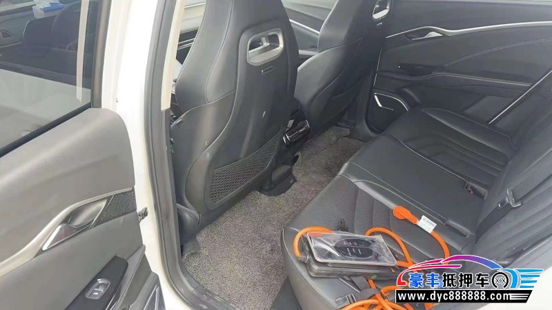 22年哪吒U轿车抵押车出售