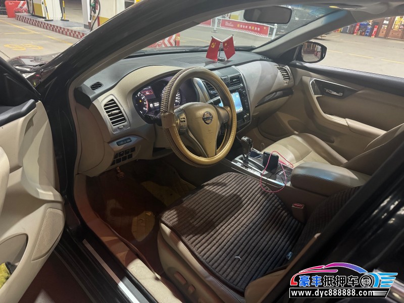 15年日产天籁轿车抵押车出售