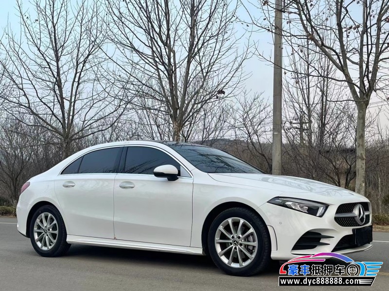 22年奔驰A轿车抵押车出售