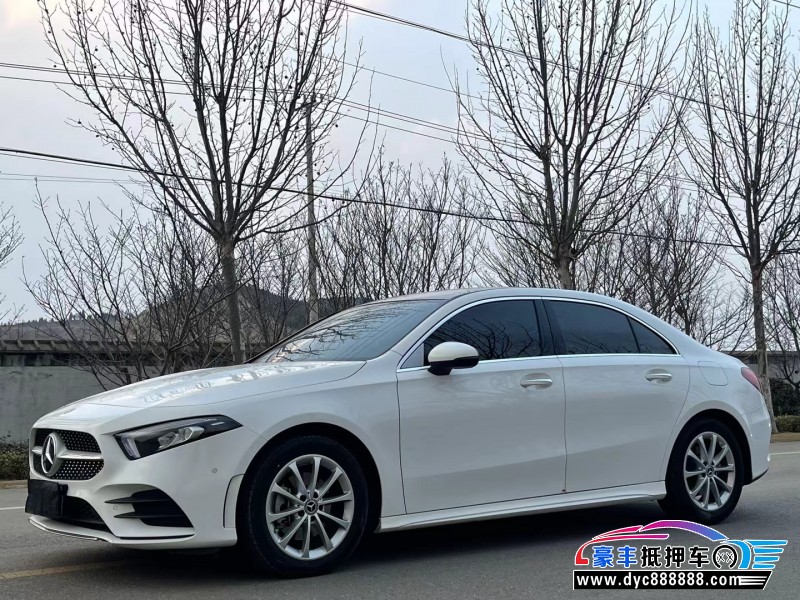 22年奔驰A轿车抵押车出售