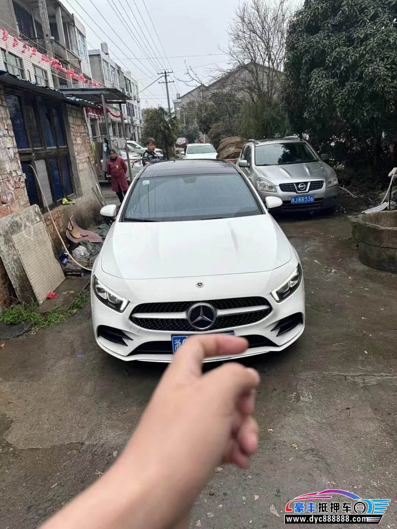21年奔驰A轿车抵押车出售