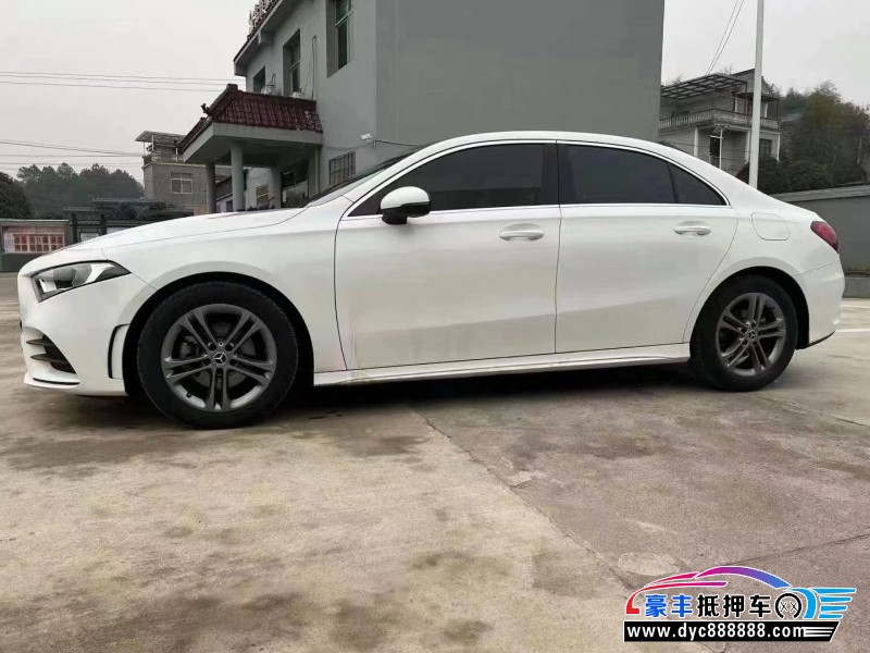 23年奔驰A轿车抵押车出售