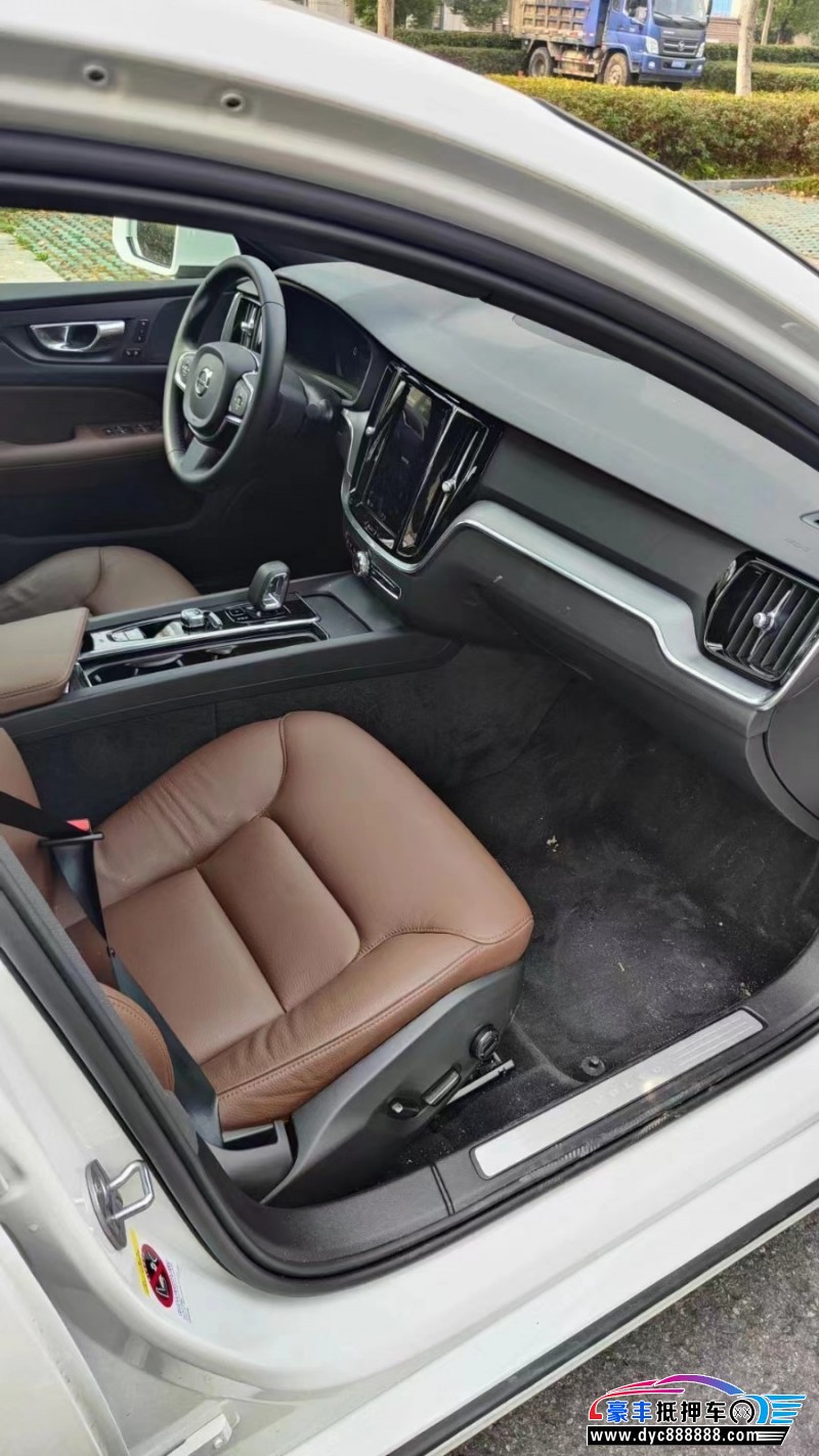 23年沃尔沃S60轿车抵押车出售