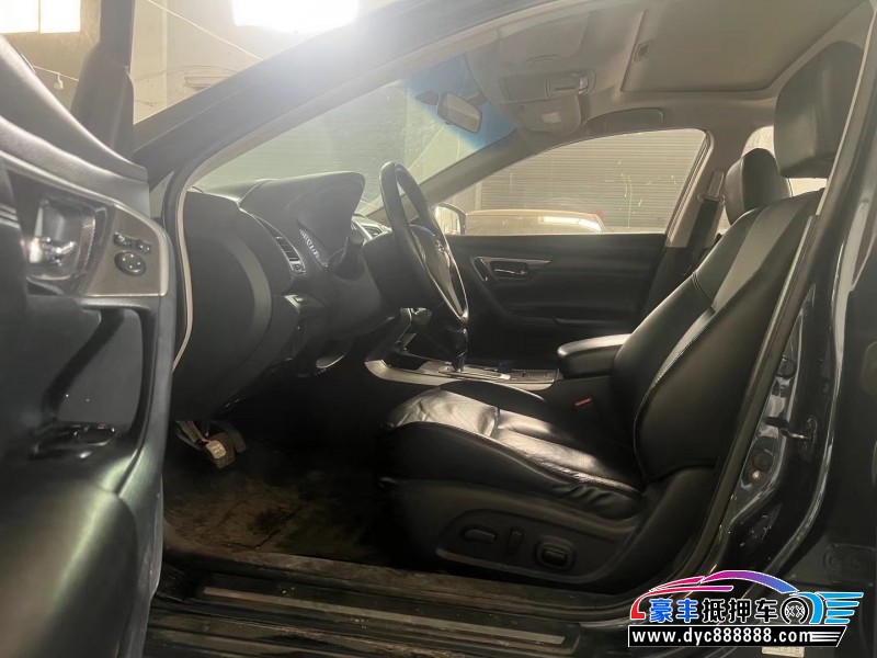 13年日产天籁轿车抵押车出售