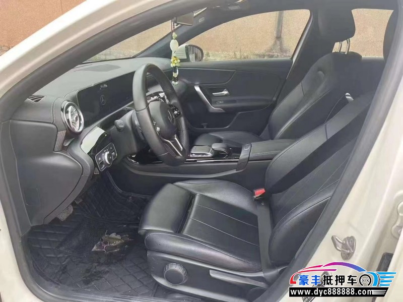 21年奔驰A轿车抵押车出售