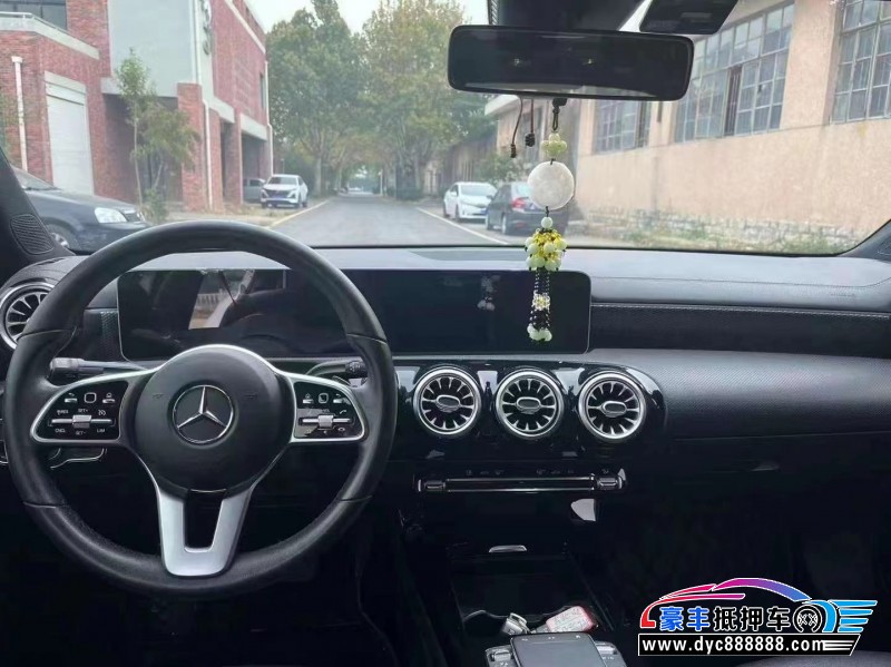 21年奔驰A轿车抵押车出售